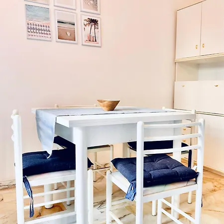 Hostdomus - Cozy Corner Near The Sea شقة